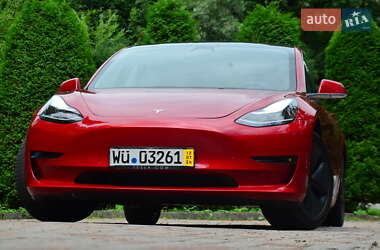 Седан Tesla Model 3 2020 в 