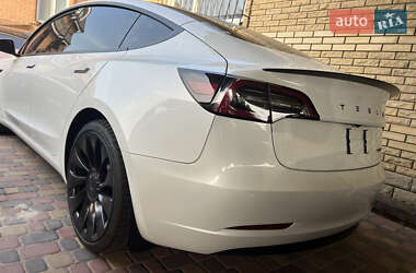 Седан Tesla Model 3 2022 в 