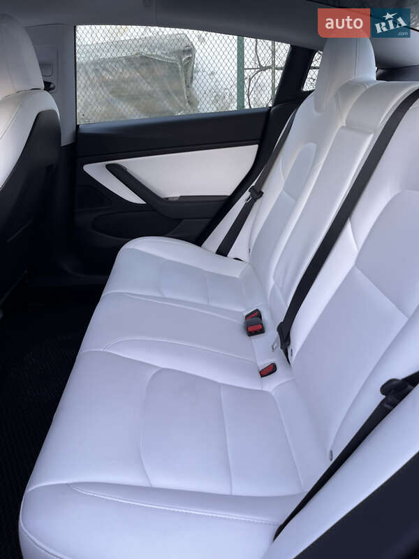 Седан Tesla Model 3 2018 в Львове