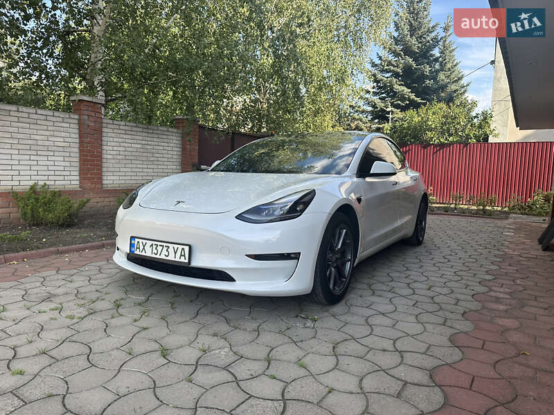 Седан Tesla Model 3 2022 в 