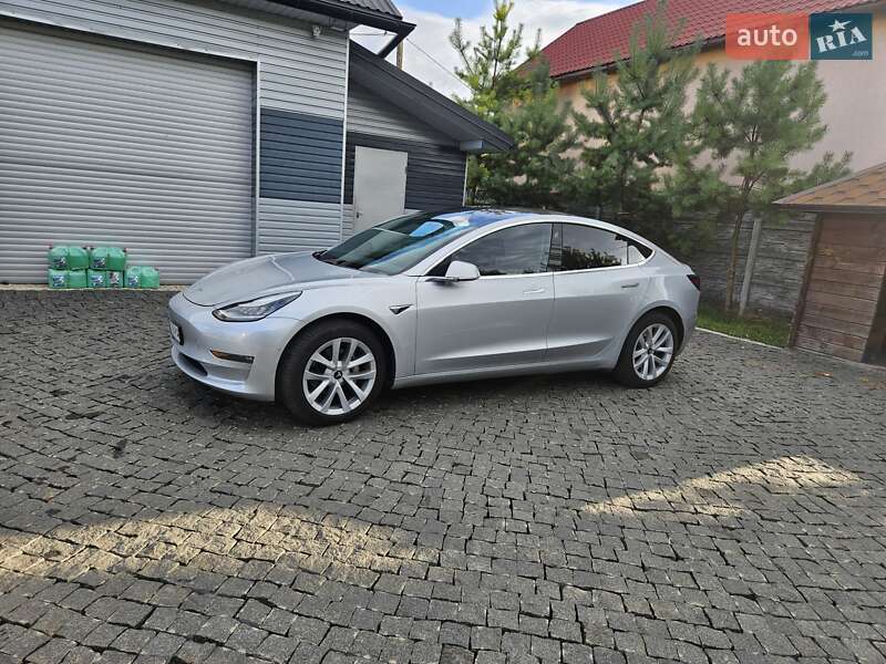 Седан Tesla Model 3 2018 в Львові