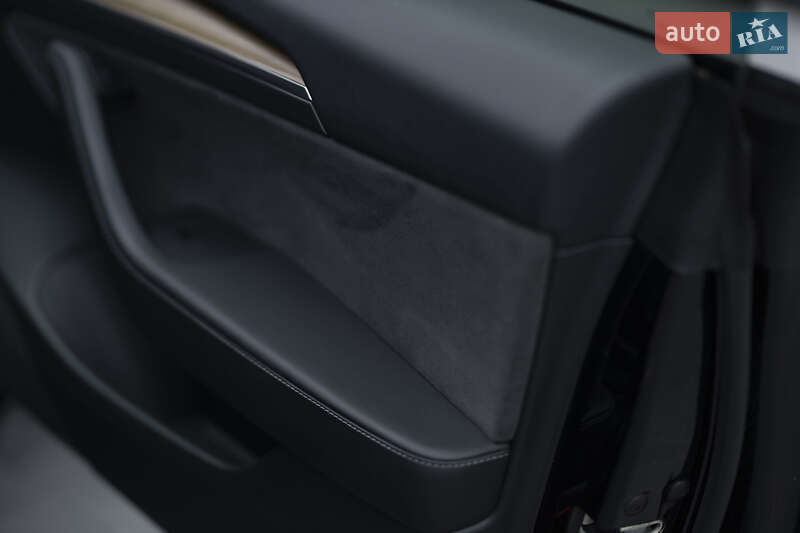 Седан Tesla Model 3 2021 в Киеве