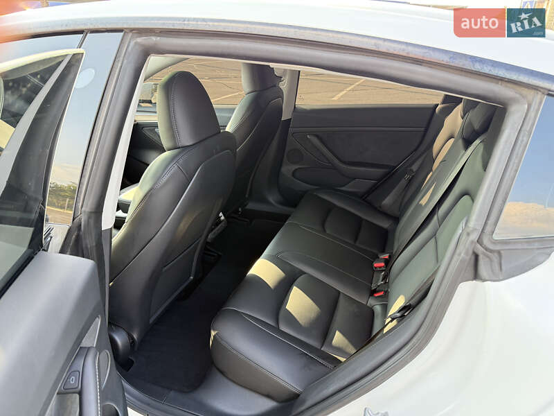 Седан Tesla Model 3 2023 в Кривому Розі