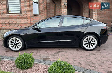 Седан Tesla Model 3 2022 в 