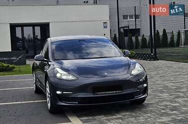 Седан Tesla Model 3 2022 в 