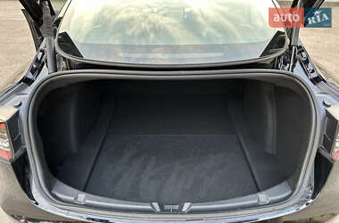 Седан Tesla Model 3 2023 в 