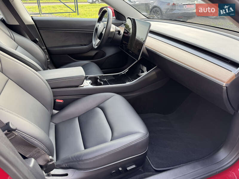 Седан Tesla Model 3 2018 в Луцке