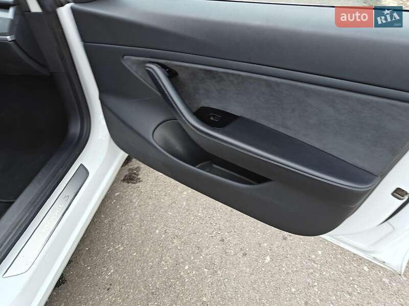 Седан Tesla Model 3 2019 в Броварах
