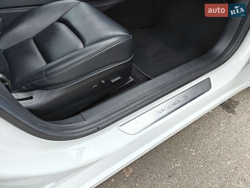 Седан Tesla Model 3 2019 в Броварах