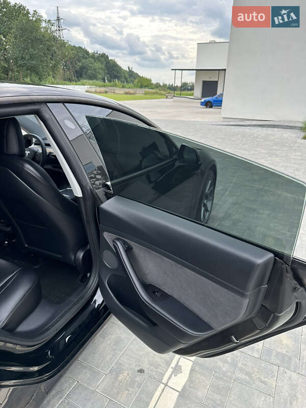 Седан Tesla Model 3 2022 в Луцьку
