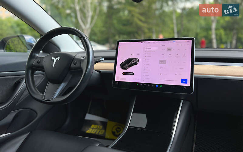 Седан Tesla Model 3 2018 в Львове