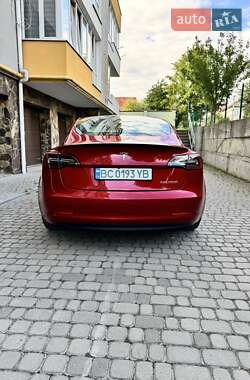 Седан Tesla Model 3 2021 в 