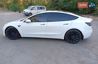 Седан Tesla Model 3 2022 в 