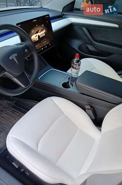 Седан Tesla Model 3 2022 в 