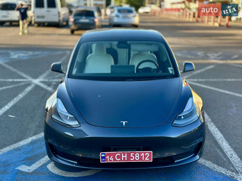 Седан Tesla Model 3 2022 в 