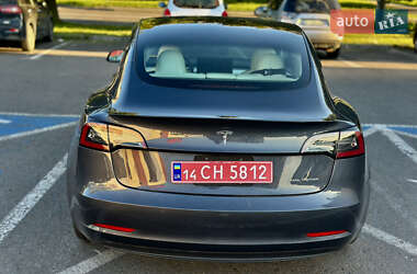 Седан Tesla Model 3 2022 в 