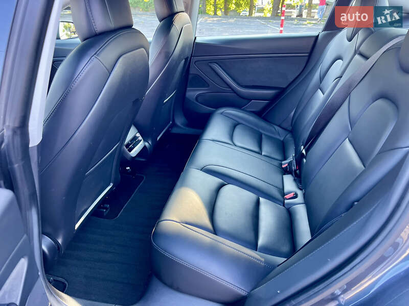 Седан Tesla Model 3 2020 в Ровно