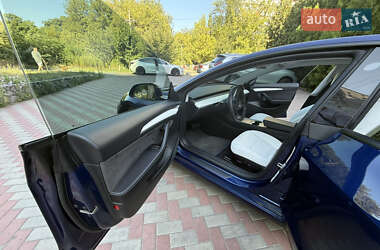 Седан Tesla Model 3 2022 в 