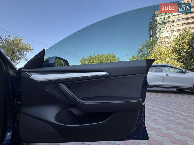 Седан Tesla Model 3 2022 в Днепре
