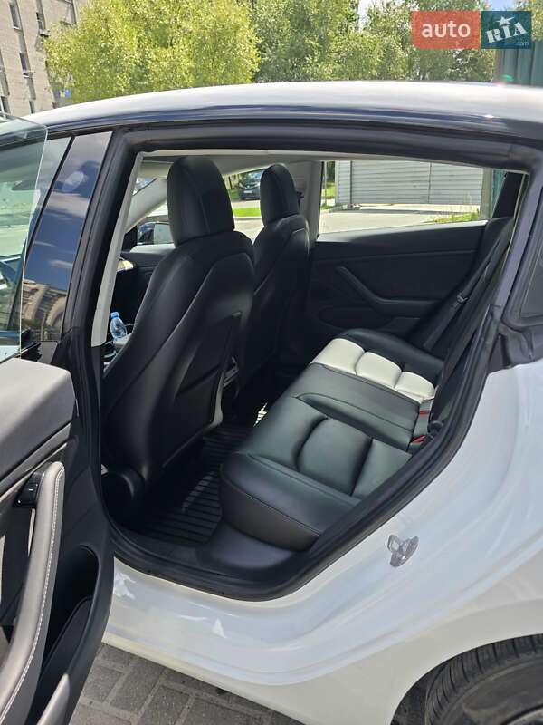 Седан Tesla Model 3 2018 в Львові