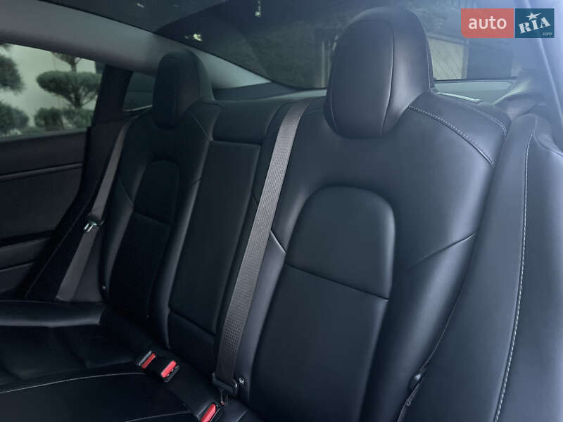 Седан Tesla Model 3 2018 в Львові