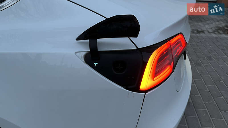 Седан Tesla Model 3 2018 в Львові