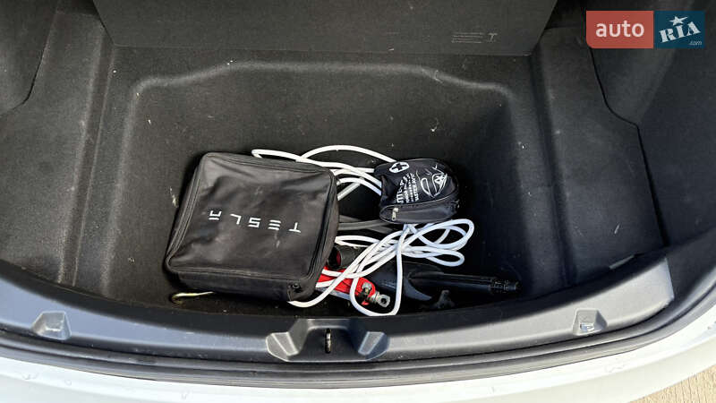 Седан Tesla Model 3 2018 в Львові