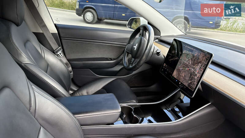 Седан Tesla Model 3 2018 в Львові