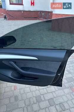 Седан Tesla Model 3 2023 в Луцке