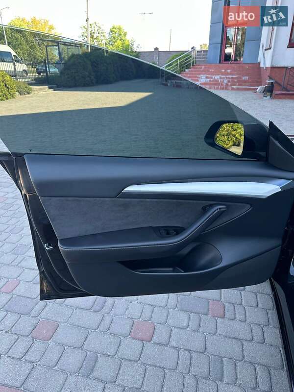 Седан Tesla Model 3 2023 в Луцке