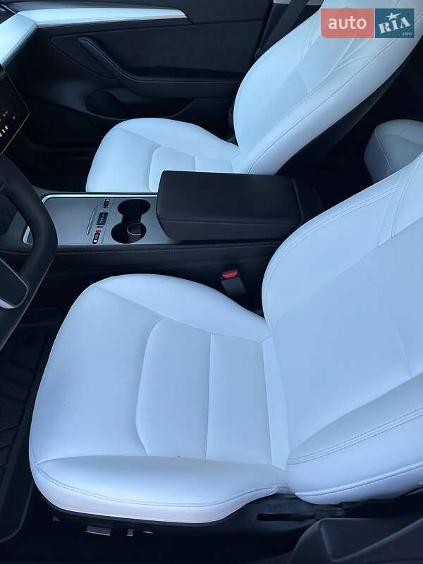 Седан Tesla Model 3 2023 в Луцке