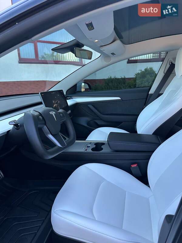 Седан Tesla Model 3 2023 в Луцке