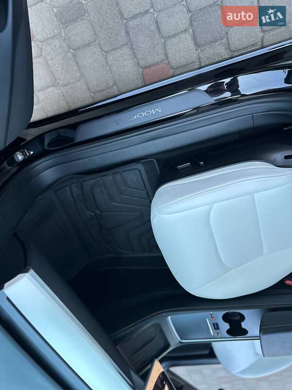Седан Tesla Model 3 2023 в Луцке