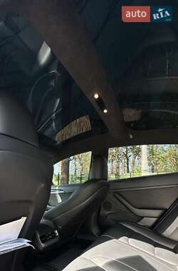 Седан Tesla Model 3 2023 в 