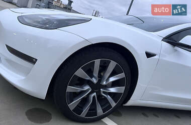 Седан Tesla Model 3 2022 в 