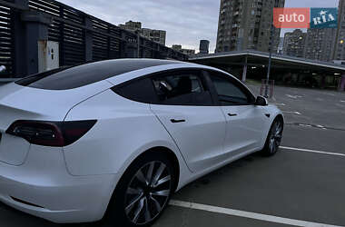 Седан Tesla Model 3 2022 в 