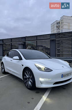 Седан Tesla Model 3 2022 в 