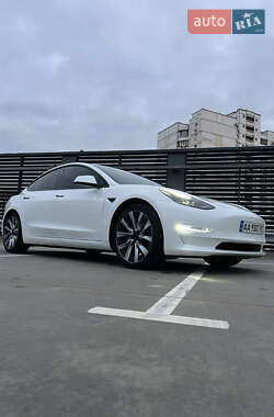 Седан Tesla Model 3 2022 в 
