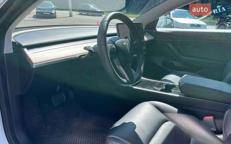 Седан Tesla Model 3 2020 в Чернівцях