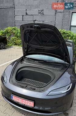 Седан Tesla Model 3 2024 в 