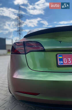 Седан Tesla Model 3 2020 в 