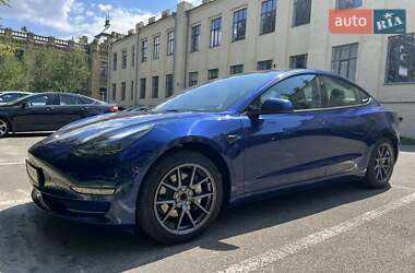Седан Tesla Model 3 2023 в 