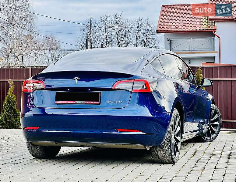 Седан Tesla Model 3 2022 в Києві