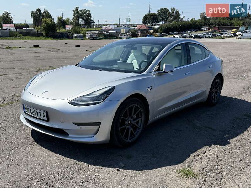 Седан Tesla Model 3 2018 в Рівному