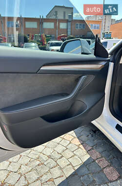 Седан Tesla Model 3 2022 в 