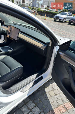 Седан Tesla Model 3 2022 в 