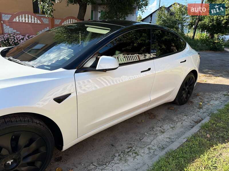 Седан Tesla Model 3 2023 в 