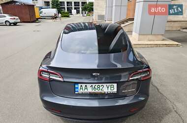 Седан Tesla Model 3 2022 в 