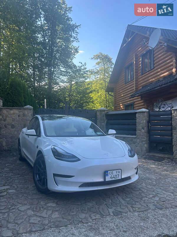 Седан Tesla Model 3 2021 в Черновцах