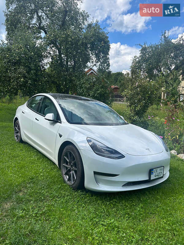 Седан Tesla Model 3 2021 в Черновцах